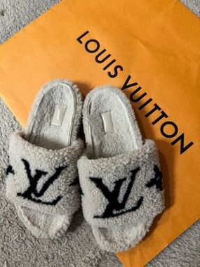 Louis Vuitton 💯% Authentic Cream Shearling Slides Black Iconic LV Logo - Size 38